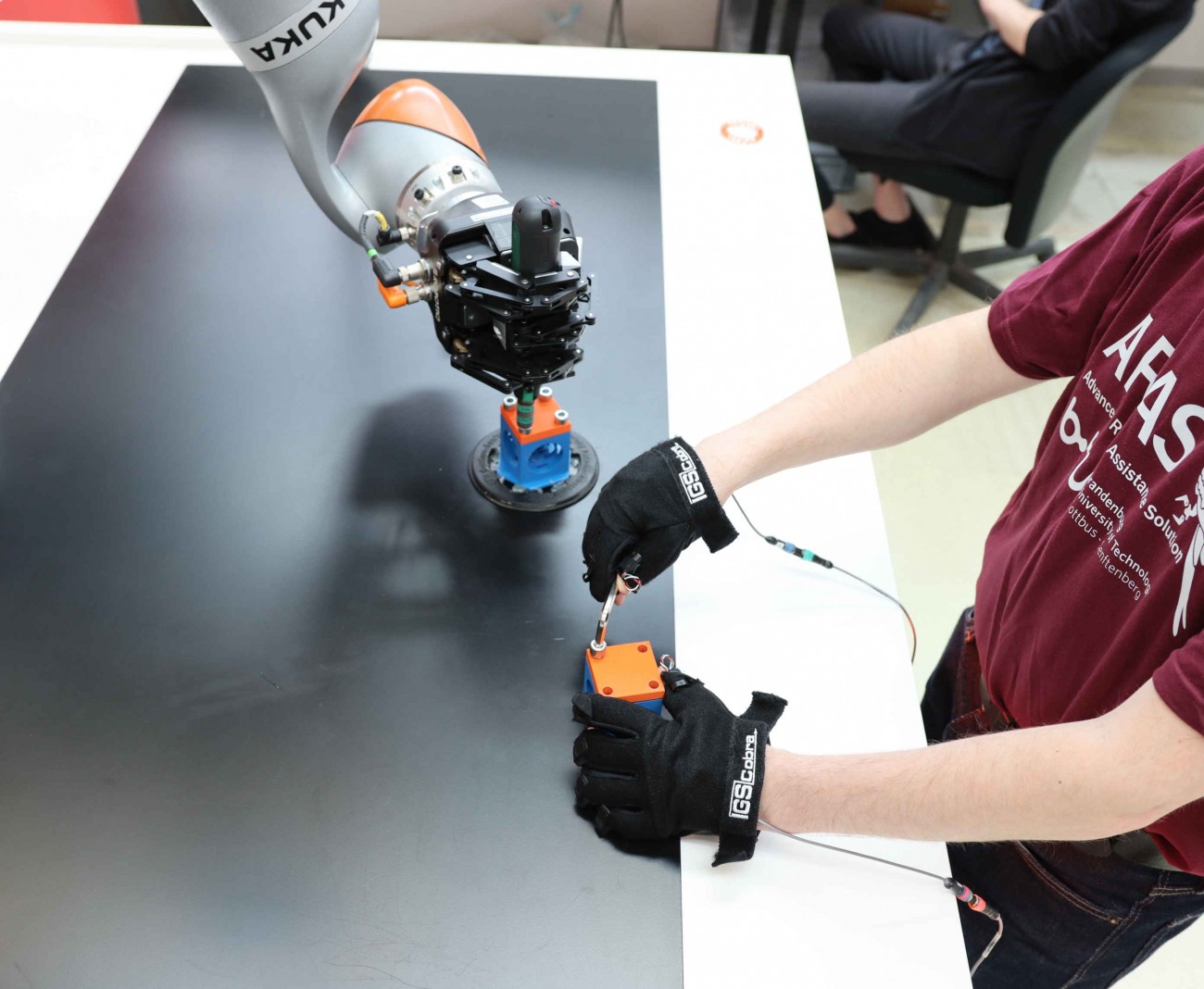 Anlernen und Nachahmen eines kollaborativen Roboter bei einer Montage